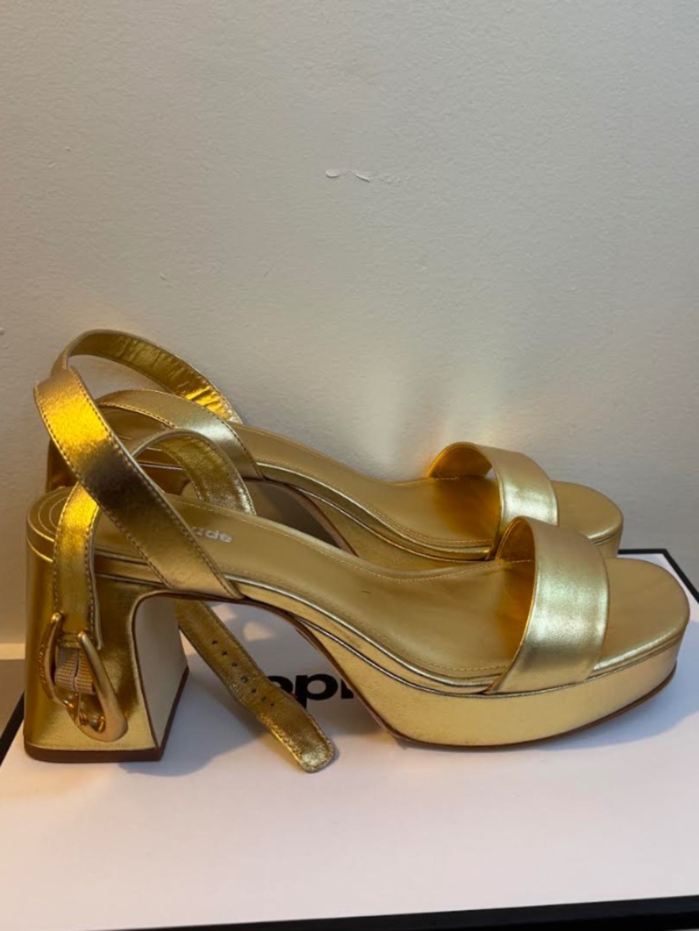 Larroude Dolly Verona Low Sandal in Gold Metallic Leather (Retail $375)